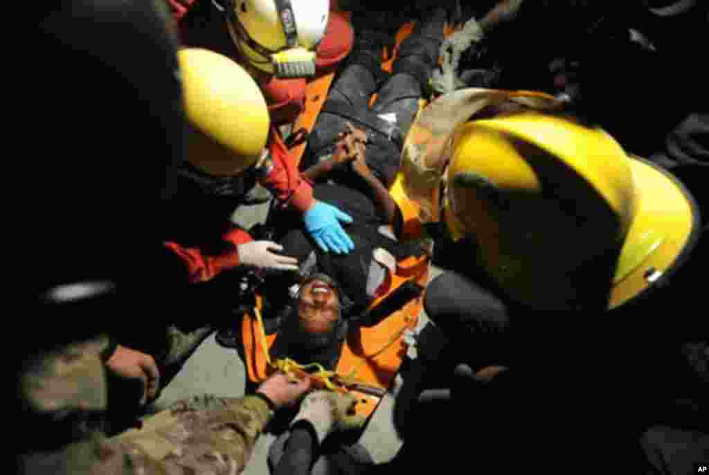 French rescuers work on a victim in a collapsed building, 19 Jan 2010, in Port-au-Prince, one week after a strong 7.0 earthquake hit the impoverished country - AFP Photo