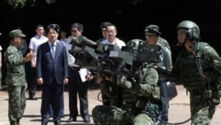 Presiden Taiwan Lai Ching-te (kedua dari kiri) mendengarkan penjelasan saat demonstrasi peluncuran rudal di pangkalan militer di Pulau Penghu, Taiwan, pada 6 September 2024. (Foto: AP/Chiang Ying-ying)