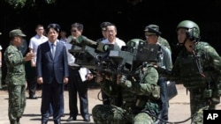 Presiden Taiwan Lai Ching-te (kedua dari kiri) mendengarkan penjelasan saat demonstrasi peluncuran rudal di pangkalan militer di Pulau Penghu, Taiwan, pada 6 September 2024. (Foto: AP/Chiang Ying-ying)