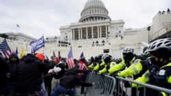 Trampove pristalice pokušavaju da probiju policijski kordon ispred Kongresa 6. januara 2020.