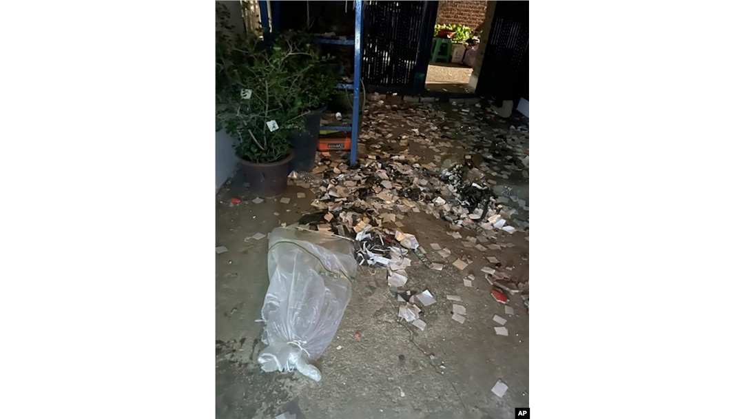 Esta foto proporcionada por el Ministerio de Defensa de Corea del Sur muestra la basura de un globo presuntamente enviado por Corea del Norte, en Seúl, Corea del Sur, el 29 de mayo de 2024.