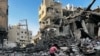 Une jeune fille palestinienne inspecte les décombres d'un bâtiment après une frappe israélienne à Beit Lahia, dans le nord de la bande de Gaza, le 29 octobre 2024.