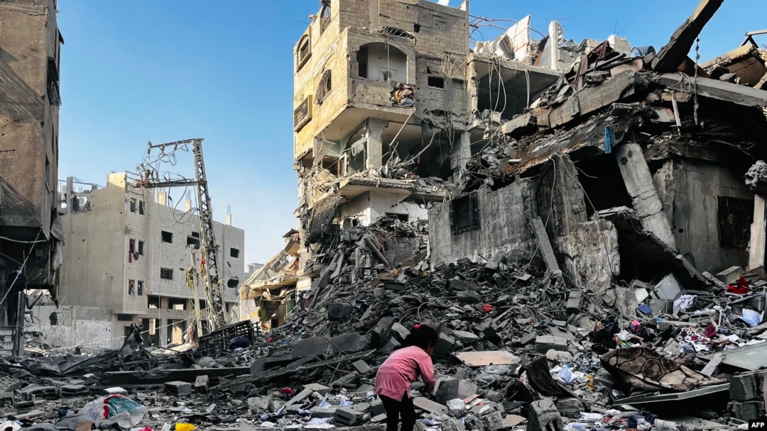 İsrail ile Hamas arasında yaşanan savaş Hizbullah ile İsrail çatışmalarını da alevlendirirken, İsrail’in Gazze’de yerlerinden edilen Filistinliler’in kaldığı bir binaya saldırısında en az 93 kişi hayatını kaybetti. 