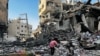 Une jeune fille palestinienne inspecte les décombres d'un bâtiment après une frappe israélienne à Beit Lahia, dans le nord de la bande de Gaza, le 29 octobre 2024.