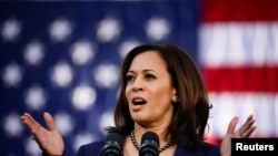 រូប​ឯកសារ៖ អ្នកស្រី Kamala Harris សមាជិក​ព្រឹទ្ធសភា​ធ្វើ​យុទ្ធនាការ​របស់​អ្នកស្រី​សម្រាប់​តំណែង​ប្រធានាធិបតី​សហរដ្ឋអាមេរិក​នៅ​ក្នុង​ការ​ប្រមូលផ្តុំ​មួយ​នៅ​អគារ Frank H. Ogawa Plaza ក្នុង​ក្រុង Oakland រដ្ឋ California កាលពី​ថ្ងៃទី២៧ ខែមករា ឆ្នាំ២០១៩។