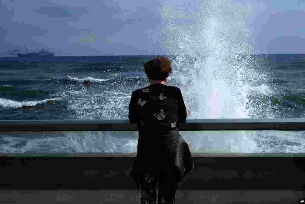 یک زن در کنار دریای توفانی در ساحل شهر&nbsp;لارناکا در جنوب&zwnj;شرقی کشور قبرس.