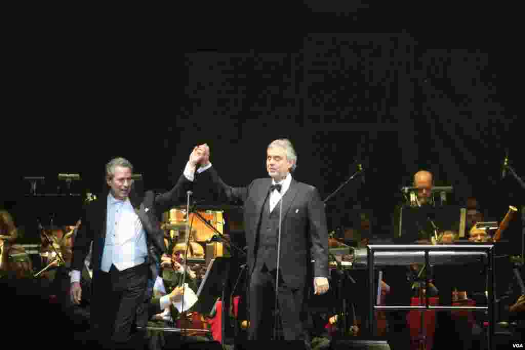 El tenor italiano saluda a su público y alzando las manos muestra su gratitud.