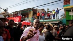 Prezidan Ayisyen an Jovenel Moise akonpaye ak madanm li Martine Moise nan vil Jakmèl, 19 fevriye 2017. (Foto: REUTERS/Andres Martinez Casares)