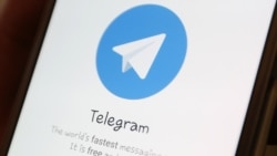 Logo aplikasi perpesanan Telegram tampak di layar ponsel dalam foto ilustrasi ini, 13 April 2018. (Foto: Ilya Naymushin/Reuters)