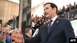 El secretario de Estado de Estados Unidos, Marco Rubio, saluda a los empleados a su llegada al Departamento de Estado en Washington, DC, el 21 de enero de 2025.