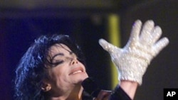 2001년에 뉴욕에서"Billie Jean"을 선보이고 있는 마이클 잭슨