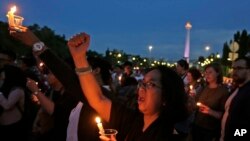 Para aktivis menyalakan lilin dalam aksi mengenang seorang remaja perempuan berusia 14 tahun asal Bengkulu bernama Yuyun di Jakarta pada 4 Mei 2016. Yuyun tewas diperkosa oleh 14 orang laki-laki pada April 2016. (Foto: AP/Dita Alangkara)