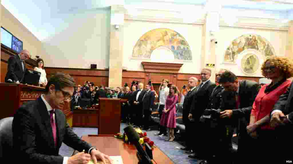 President Stevo Pendarovski sign's the oath in the Parliament 1