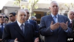 Le président algérien Abdelaziz Bouteflika (à gauche) et Mohamed Cherif Abbas, ministre algérien des anciens combattants lors d'une cérémonie de commémoration le 8 mai 2012.