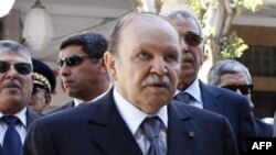 Le président algérien Abdelaziz Bouteflika lors d'une cérémonie de commémoration à Alger, le 8 mai 2012.