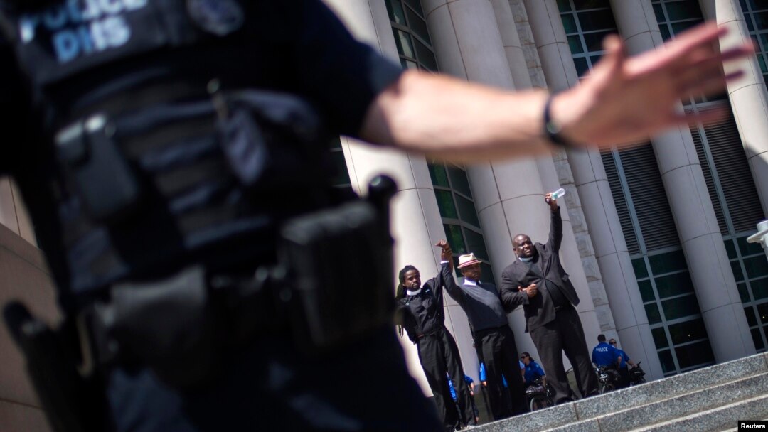 Activistas levantan sus manos en solidaridad con el asesinato de Michael Brown en San Luis, Missouri.