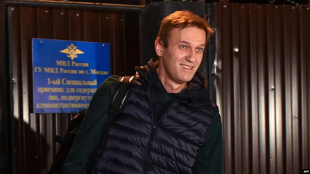 Pemimpin oposisi Rusia Alexei Navalny meninggalkan penjara di Moskow, 14 Oktober 2018. Ia dibebaskan setelah ditahan selama tiga minggu karena mengorganisasi protes anti-Kremlin.