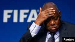 Issa Hayatou, président par intérim de la Fifa