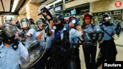 Polisi anti huru-hara memperketat keamanan di sekitar stasiun kereta api MTR Sha Tin, di Hong Kong, 25 September 2019.