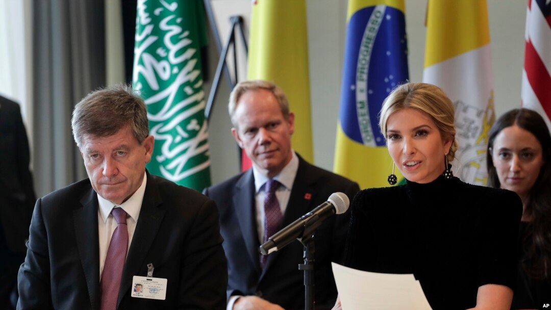 Guy Ryder, kiri, direktur jenderal Organisasi Perburuhan Internasional saat mendampingin Ivanka Trump, kanan, yang sedang membicarakan aksi untuk menghentikan kerja paksa, perbudakan modern dan perdagangan manusia di sela Sidang Umum PBB, September 2017. (Foto:Dok)