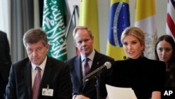 Guy Ryder, kiri, direktur jenderal Organisasi Perburuhan Internasional saat mendampingin Ivanka Trump, kanan, yang sedang membicarakan aksi untuk menghentikan kerja paksa, perbudakan modern dan perdagangan manusia di sela Sidang Umum PBB, September 2017. (Foto:Dok)