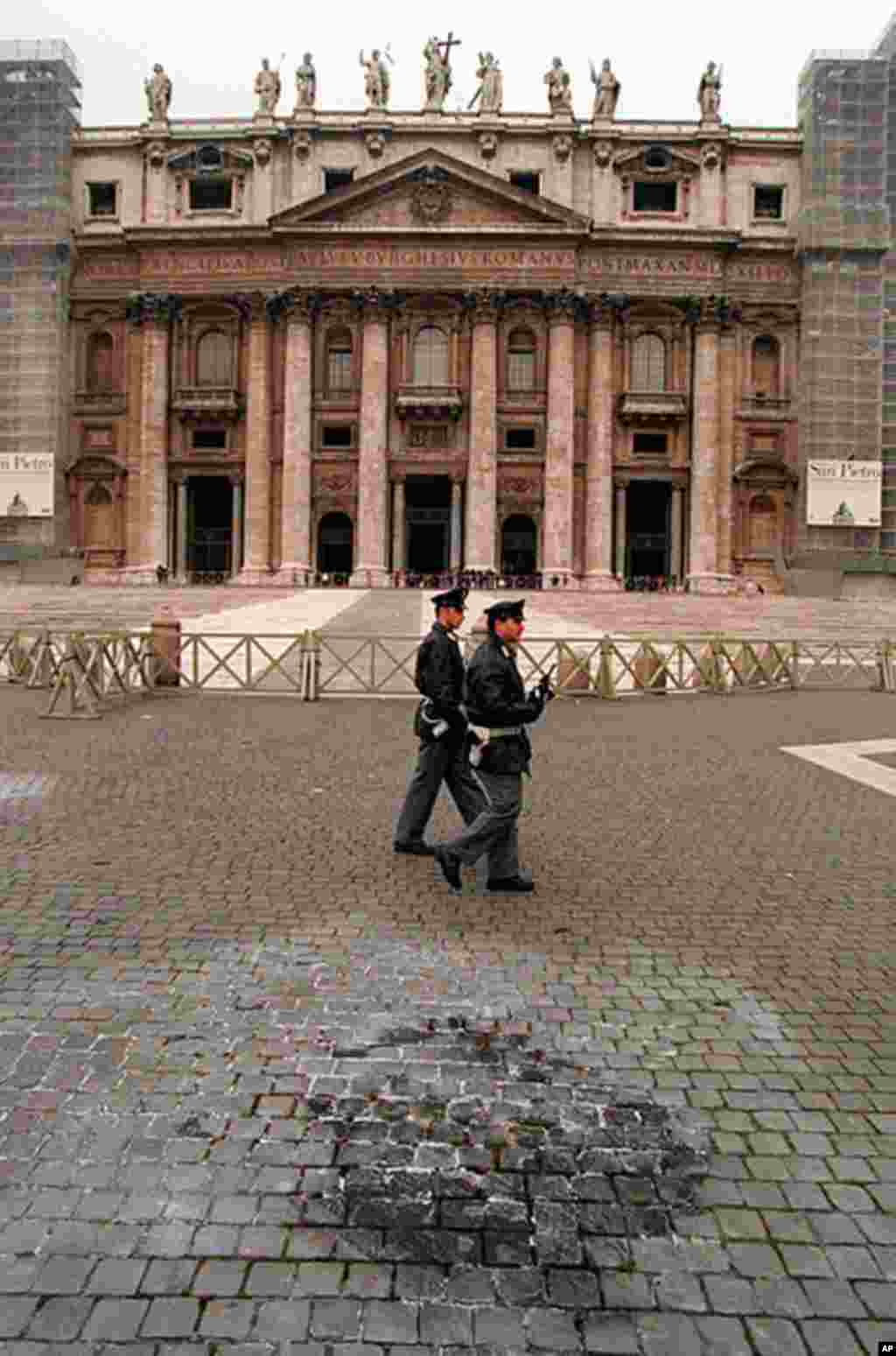 1998年1月13号，39岁的西西里男子Alfredo Ormando在圣彼得广场自焚，抗议梵帝冈禁止同性恋。Alfredo Ormando全身浇上汽油点燃后，冲向大殿，在到达前倒地失去知觉。照片上，警察走过Alfredo Ormando自焚的地方。(Reuters)