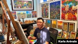 Antonio Coché trabaja con 25 artistas más en su galería Chiya, ubicada en San Juan La Laguna, Guatemala. [Fotografía: Karla Arévalo / VOA]