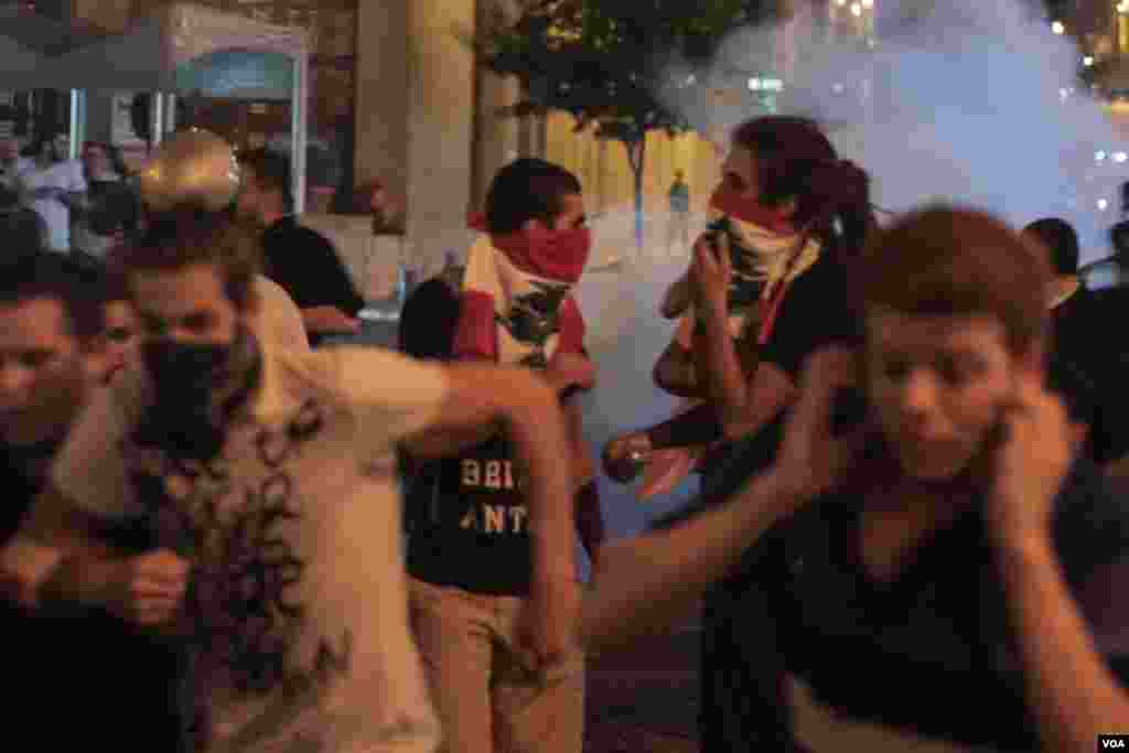 Demonstrators flee to avoid tear gas in Beirut, Lebanon, Aug. 22, 2015. (J. Owens/VOA)