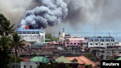 Ledakan di sebuah gedung di Jalan Osmena di kota Marawi, Filipina selatan saat pertempuran minggu lalu (14/6). 