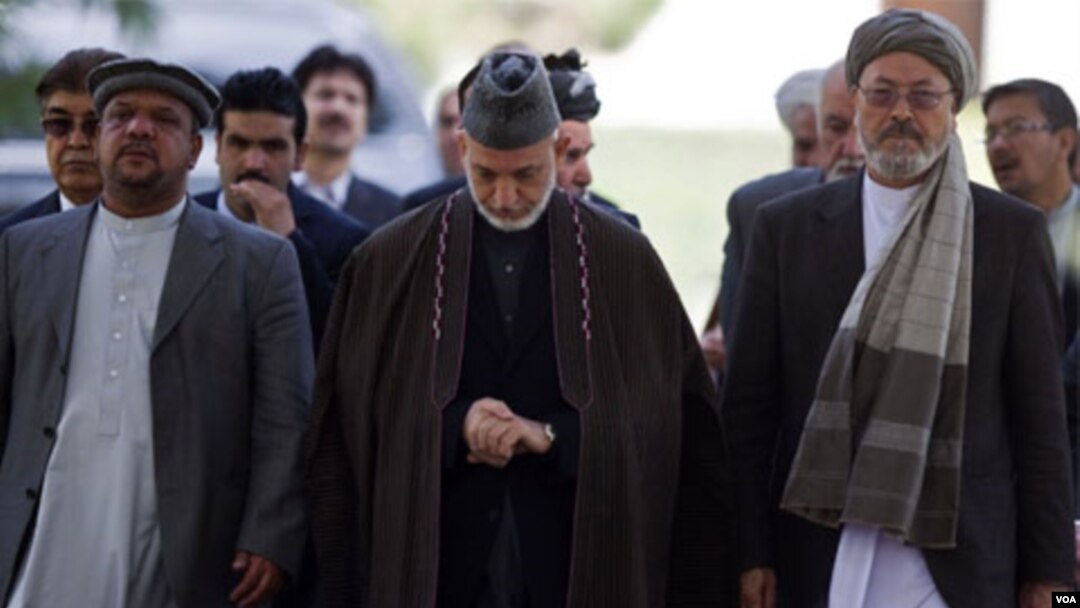 Presiden Afghanistan Hamid Karzai saat menghadiri pemakaman mantan Presiden Rabbani yang tewas akibat serangan bunuh diri (23/9).