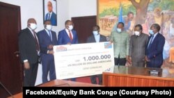 Bakambi ba Equity Bank Congo bapesi lisungi ya million moko ya ba dollars na mbulamatari mpo na bitumba na COVID19, Kinshasa, 25 juin 2020. (Facebook/Equiety Bank Congo)