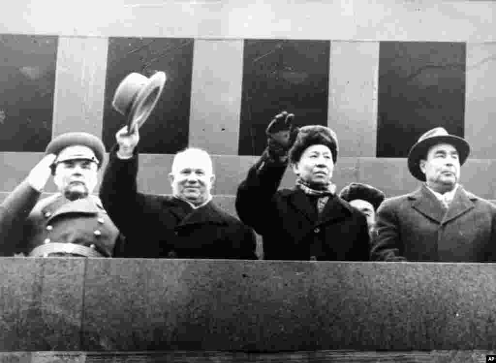 1960年11月7日，中国主席刘少奇和苏联共产党第一书记兼部长会议主席赫鲁晓夫（左起第二人）、苏联最高苏维埃主席团主席勃列日涅夫（右）和国防部长马利诺夫斯基在莫斯科红场。后来苏联改革家赫鲁晓夫被勃列日涅夫等人发动政变赶下台。在文革中， 刘少奇被称作中国的赫鲁晓夫。