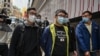 Ben Chung (tengah) dari kelompok politik prodemokrasi ditangkap oleh polisi di Hong Kong pada 6 Januari 2021. Sebanyak 50 tokoh oposisi Hong Kong ditangkap berdasarkan undang-undang keamanan nasional yang baru. (Foto: AFP)