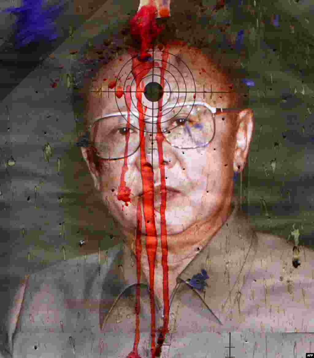 Seul'de Kuzey Kore'yi protesto gösterilerinde kan rengine boyanmış Kuzey Kore diktatörü Kim İl Jong'un posteri. (Truth Leem / Reuters)