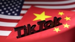 放在美中国旗上的TikTok的标识。