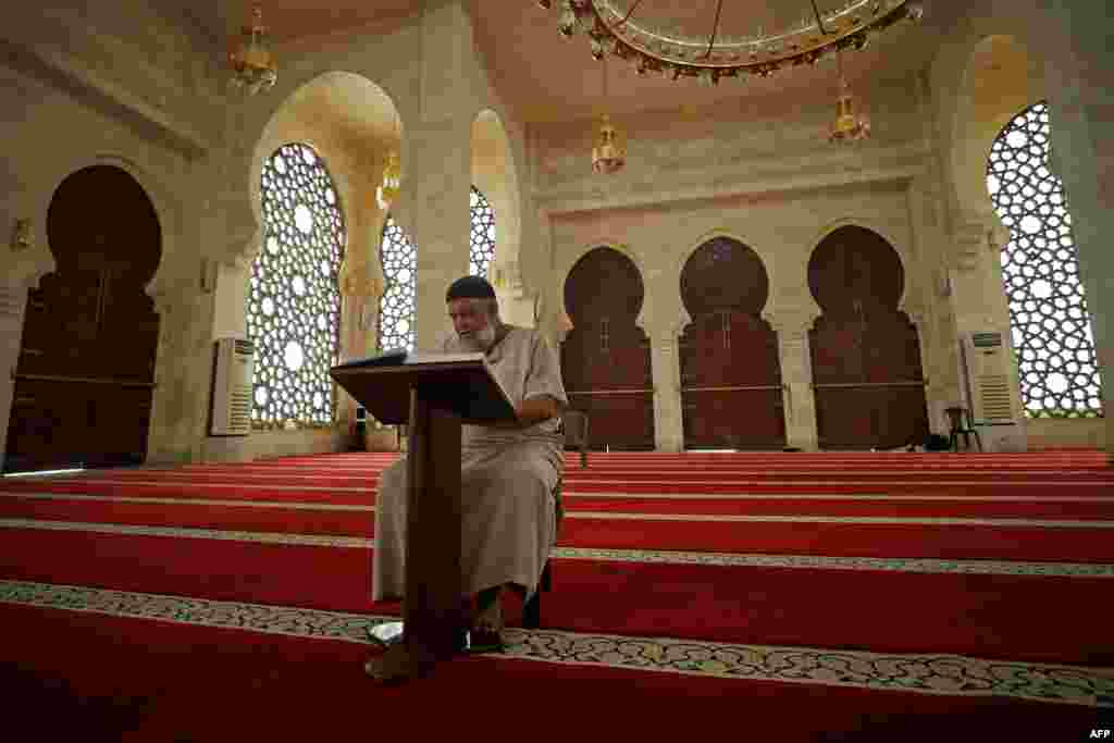 فلسطین کی مساجد میں بھی کرونا وائرس کے سبب ان دنوں سناٹے کا راج ہے۔ تاہم مساجد میں موجود عملہ ضرور عبادات میں مصروف نظر آ رہا ہے۔