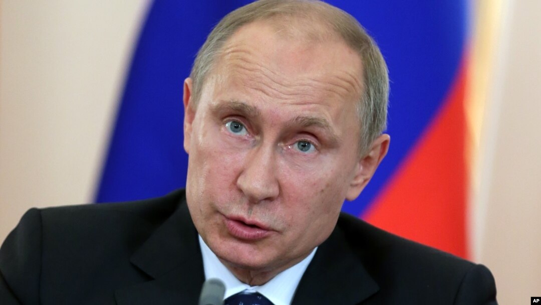 El presidente Vladimir Putin habla con la prensa en su residencia de Novo-Ogaryovo, en las afueras de Moscú.
