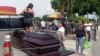Familiares cargan en un camión el ataúd de una de las víctimas del tiroteo de la víspera en una cooperativa, luego de que los cuerpos fueran liberados del Laboratorio de Criminalística y Ciencias Forenses, en Guayaquil, Ecuador, el 31 de marzo de 2024.