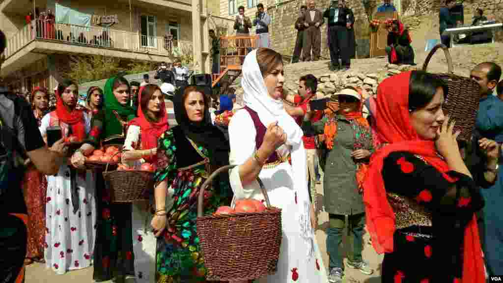 جشن انار (انارانه) روستای ساتیاری شهرستان پاوه استان کرمانشاه عکس: احسان فرهادی (ارسالی شما)