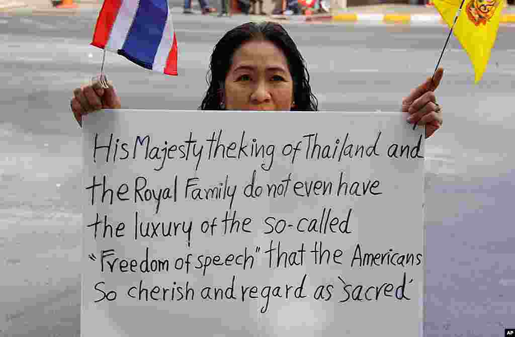 Royalist Protester at US Embassy Bangkok Holds Sign Mocking US Freedoms, December 16, 2011. (VOA - D. Schearf)