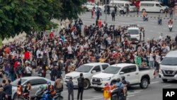 Pendukung pro demokrasi berkumpul di Victory Monument di Bangkok, Thailand, Rabu, 21 Oktober 2020. (Foto: AP)