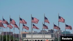 Banderas de Estados Unidos ondean en la Alameda Nacional, en Washington DC, donde el presidente Trump planea celebrar el 4 de julio, el Día de la Independencia de EE.UU..