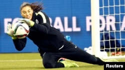 Kiper timnas AS Hope Solo dalam sesi latihan di Olympic Stadium, Montreal, (29/6).