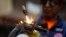 Un trabajador destruye un arma confiscada en Caracas.