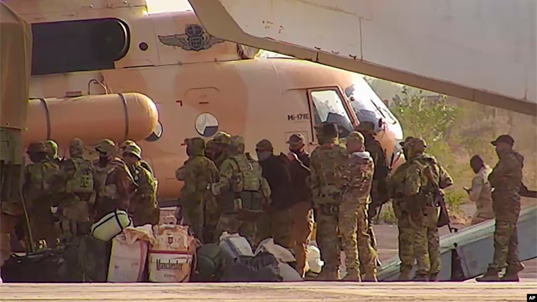 Ruski plaćenici se ukrcavaju u helikopter na severu Malija