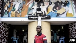 Un Congolais devant une église de Kinshasa, RDC, le 21 janvier 2018.