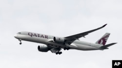 Pesawat dari Qatar Airways bergerak menuju Bandara Internasional Philadelphia di Philadelphia, AS, pada 7 November 2019. (Foto: AP/Matt Rourke)