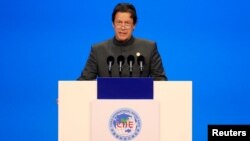 FOTO ARSIP: PM Pakistan, Imran Khan, berbicara dalam acara pembukaan China International Import Expo (CIIE) yang pertama di Shanghai, China, 5 November 2018 (foto: Reuters/Aly Song/Pool/Foto Arsip)