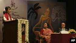 Lady Shri Ram College တွင် ဒေါ်အောင်ဆန်းစုကြည် မိန့်ခွန်းပြောကြားစဉ်။