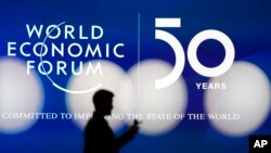 Seorang pria melintas di depan logo Forum Ekonomi Dunia di Davos, Swiss, 19 Januari 2020. 